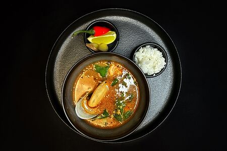 Том ям с морепродуктами