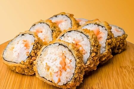 Ролл темпура с лососем и кальмаром