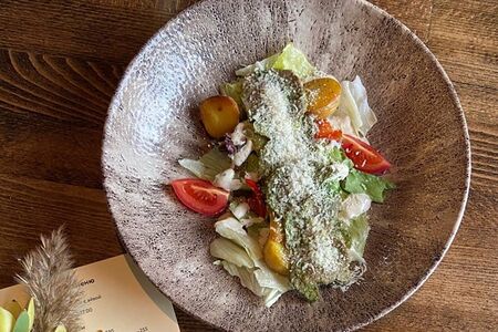 Салат с телятиной в песто и печеными овощами