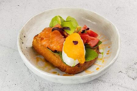 Бенедикт на бриоши с семгой