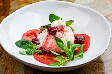 Буррата с вишней и томатами