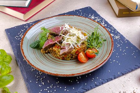 Зеленая греча с ростбифом и овощами