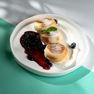 Сырники со сметаной и домашним вареньем