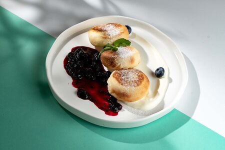 Сырники со сметаной и домашним вареньем