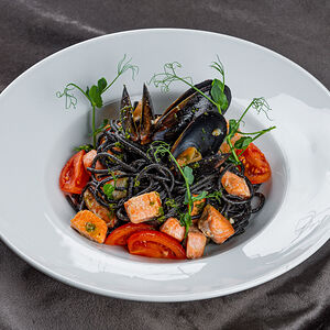 Чёрная паста с семгой и морепродуктами