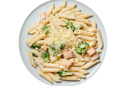 Пенне с брокколи и лососем