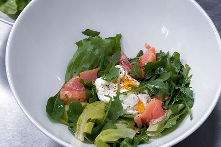 Зеленый салат с яйцом пашот