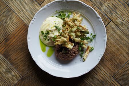 Тартар из говядины с хрустящими кабачками и трюфельным соусом