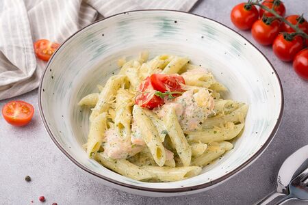 Сливочный лосось с песто и шпинатом