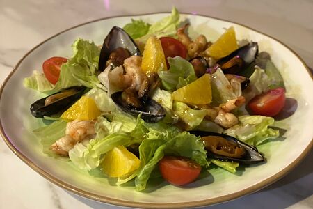 С тигровыми креветками и мидиями в створках