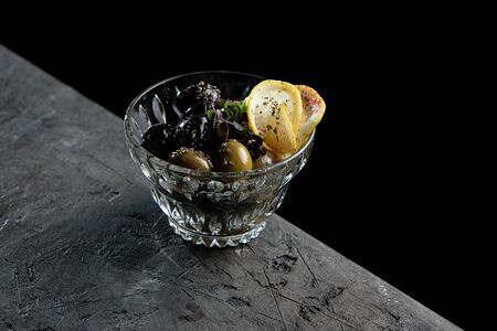 Греческие оливки и маслины