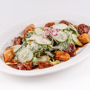 Теплый салат с куриной печенью и соусом Айоли