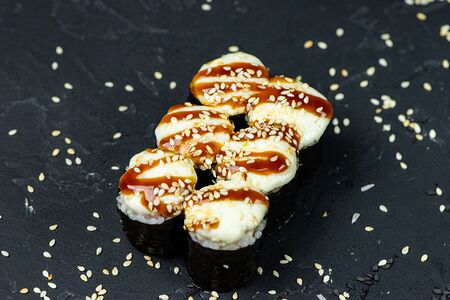 Запеченный ролл с лососем