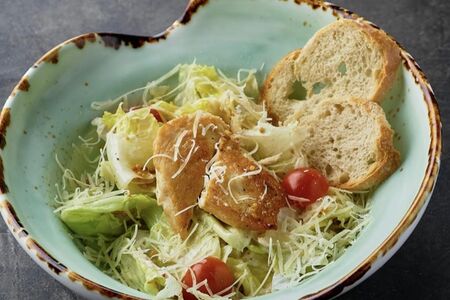 Цезарь с куриным бедром