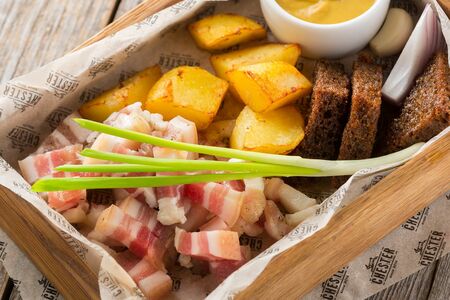 Сало с гренками и горчицей