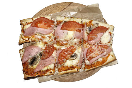 Пицца с ветчиной и грибами