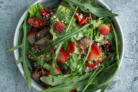 Салат с ростбифом, вялеными томатами черри и клубникой 