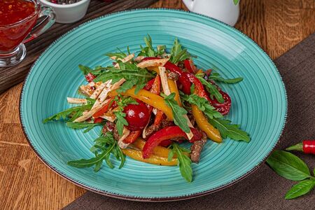 Теплый салат с говяжьей вырезкой