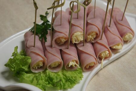Рулетики из ветчины с сыром и яйцом