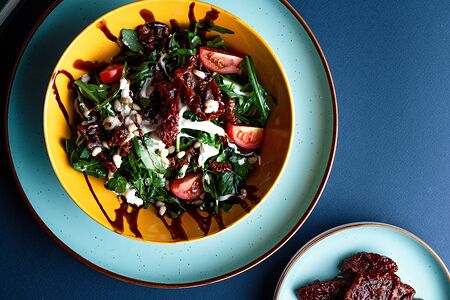 Салат с рукколой, томатами и страчателлой