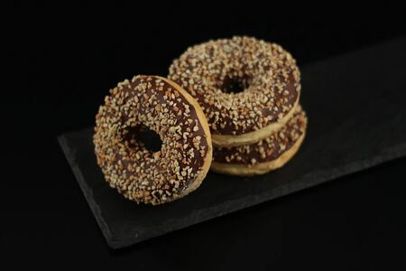 Донат с ореховой начинкой