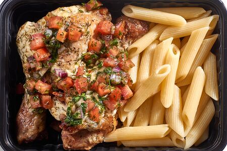 Куриные ножки с пастой пенне под соусом сальса