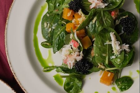 Салат с крабом, тыквой и хурмой