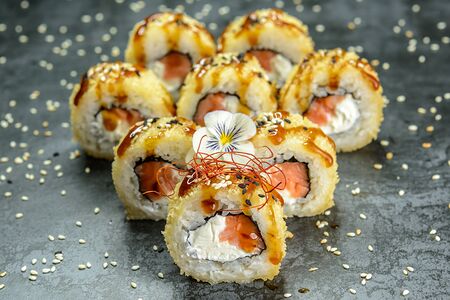 Жареный мини-бикини с лососем и сыром