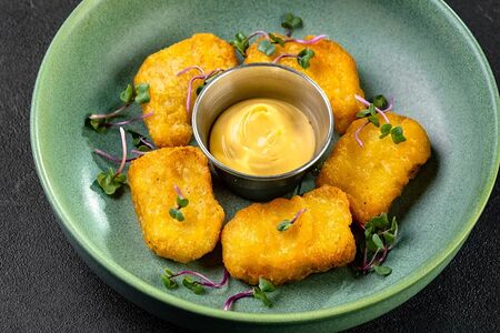 Хрустящие наггетсы с сырным соусом