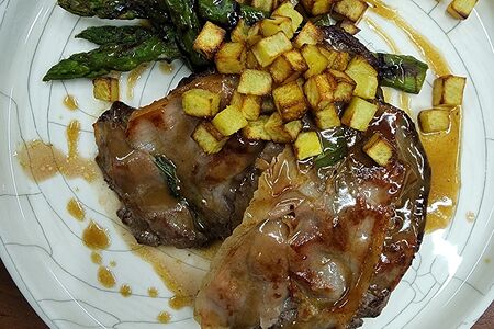 Отбивная из телятины с шалфеем и картофелем Saltimbocca alla Romana