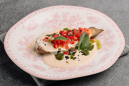 Печеный баклажан с томатами конкассе