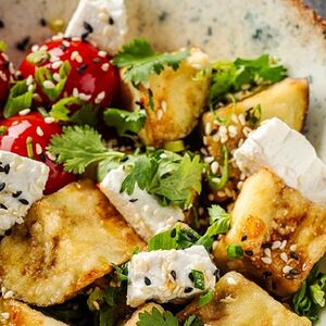 Теплый салат с хрустящими баклажанами, спелыми томатами, кинзой и сыром фета