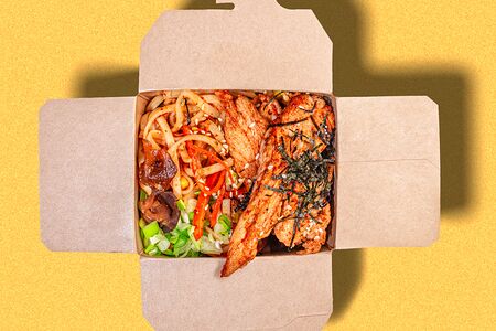 Жареная лапша с курицей