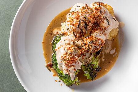 Цветная капуста и брокколи с соусом из тахини