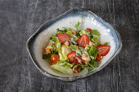 Салат с креветками, авокадо и сушеной клубникой