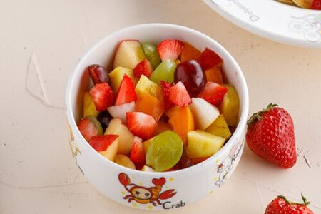 Фруктовый салат с ягодным соусом