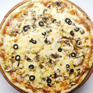 Пицца с ветчиной и грибами