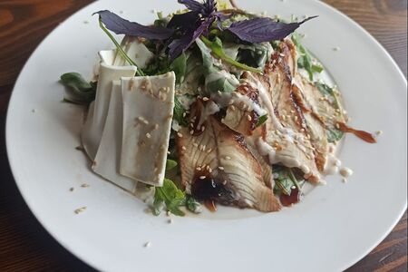 Салатный микс с угрем и ореховым соусом