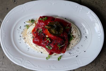 Запеченный перец рамиро, анчоусы, крем-чиз