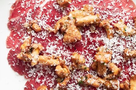 Карпаччо из говядины с лисичками