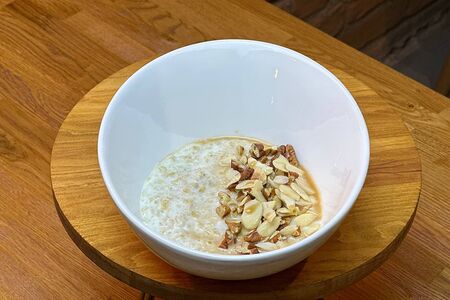 Овсяная каша с орехами и соленой карамелью
