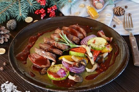 Копченая утиная грудка с овощами гриль