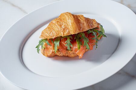 Круассан с рукколой и лососем