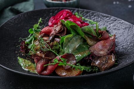 Салат с ростбифом и маринованными маслятами