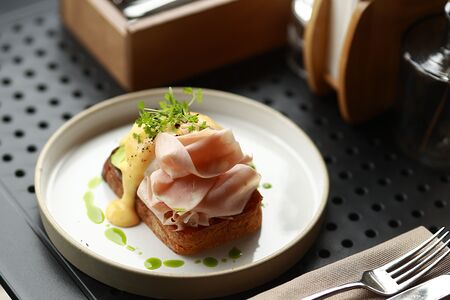 Брускетта с прошутто котто/ крудо или мортаделлой