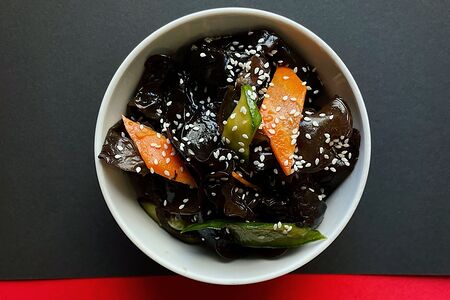 Древесные грибы с овощами