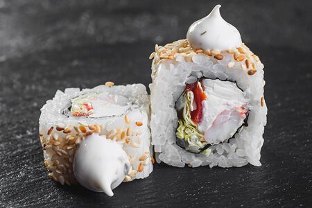 Ролл Цезарь в кунжуте с креветкой