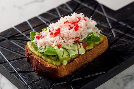 Бриошь с крабом и авокадо