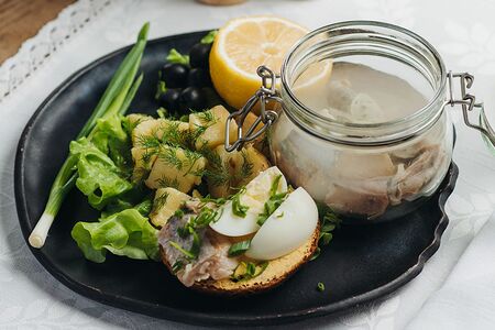 Сельдь, маринованная в водке с можжевеловыми ягодами, подается с горячей молодой картошкой