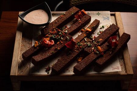Бородинские гренки с чипсами чили и арахисом